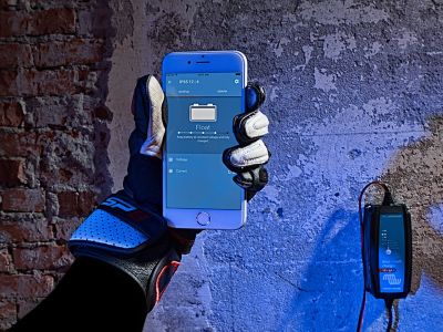 Зарядно за акумулатор Victron Blue Smart IP65 12V/10A